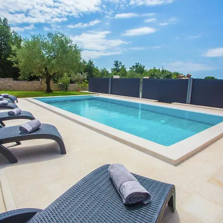 Apartman Peaceful In Sveti Lovrec With Swimming Pool *