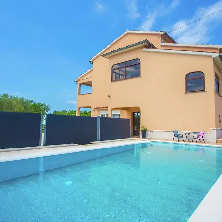 Apartman Peaceful In Sveti Lovrec With Swimming Pool *
