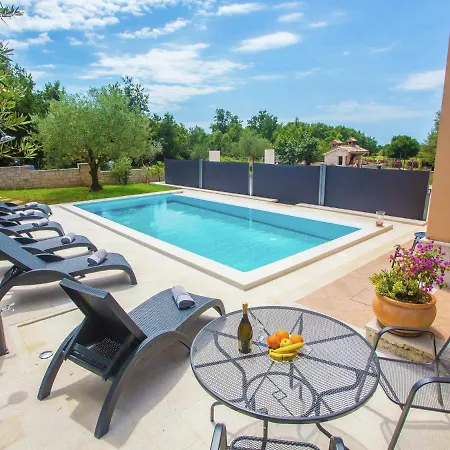 Peaceful In Sveti Lovrec With Swimming Pool Apartman *