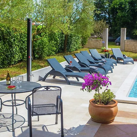 Peaceful In Sveti Lovrec With Swimming Pool Apartman