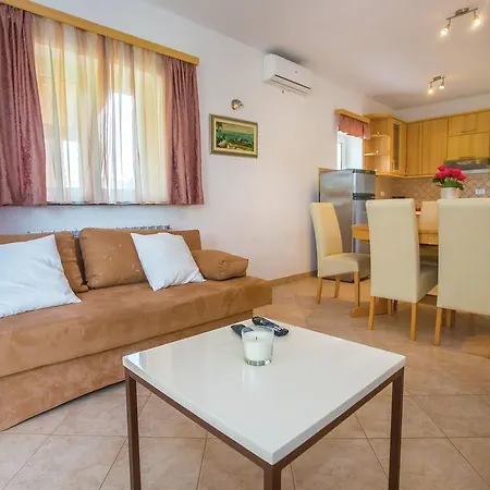 Peaceful In Sveti Lovrec With Swimming Pool Apartman *