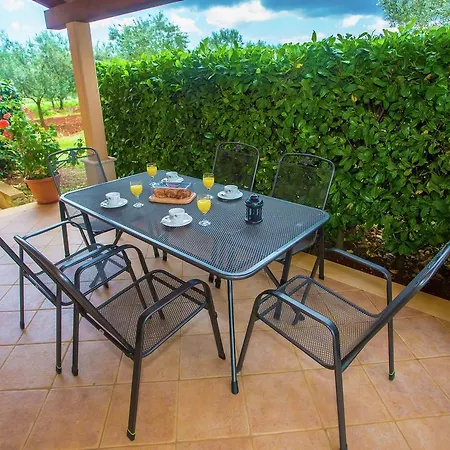Peaceful In Sveti Lovrec With Swimming Pool Apartman